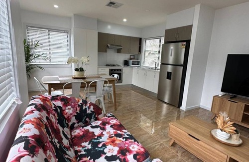 Christies Beach House | 5 minutes from the beach. nFamily sized with full kitchen and facilities
