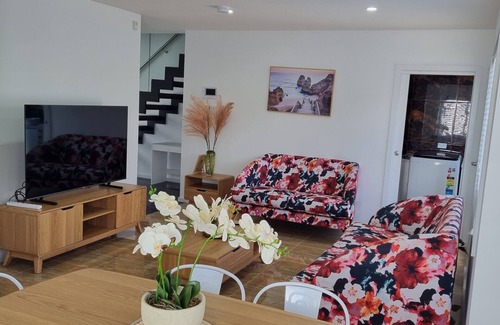 Christies Beach House | 5 minutes from the beach. nFamily sized with full kitchen and facilities
