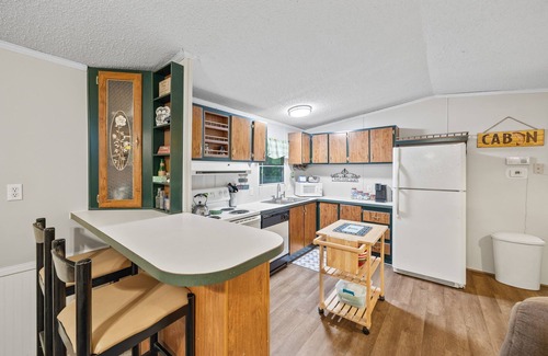 Baxter House | 5 minutes from Burgess Falls! Fish, canoe & paddle boating on private property.