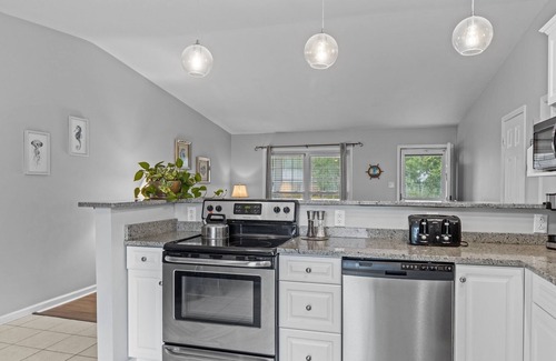 Cape Carteret House | 5 minutes from Emerald Isle Beach!