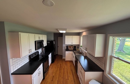 Bridgman House | 5 Minutes from Everything- beaches, craft breweries, vineyards, and orchards.