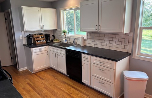Bridgman House | 5 Minutes from Everything- beaches, craft breweries, vineyards, and orchards.