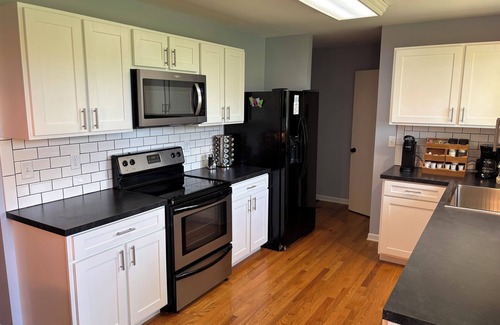 Bridgman House | 5 Minutes from Everything- beaches, craft breweries, vineyards, and orchards.
