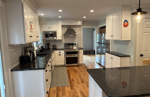 High Point House | 5 minutes from Furniture Market! 4 bed 2 1/2 bath house in a quiet neighborhood