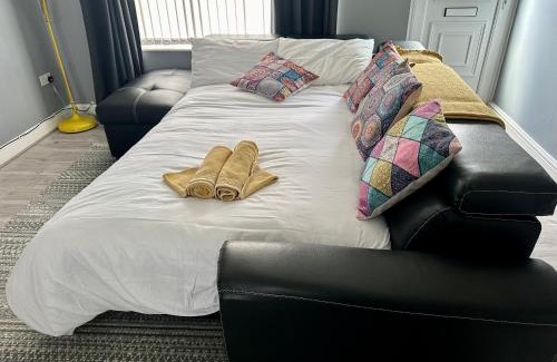 Bramcote House | 5 minutes from M1 Sleeps up to 7 Perfect For Contractors Leisure Stays Relocators King or Twin Bed Options