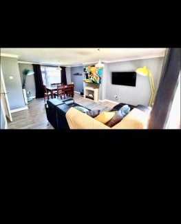 Bramcote House | 5 minutes from M1 Sleeps up to 7 Perfect For Contractors Leisure Stays Relocators King or Twin Bed Options