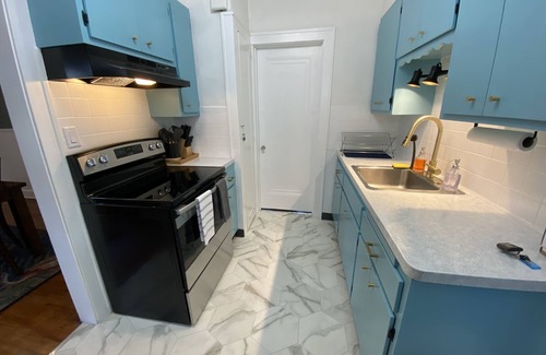Parma House | 5 minutes from major highways, close to EVERYTHNIG!