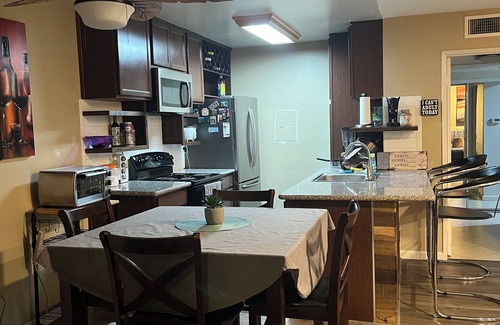 Valencia Condo | 5 Minutes from Six Flags & 30 minutes from Los Angeles