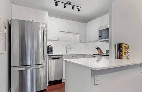 Kitsilano Condo | 5 minutes from the beach! Kitsilano lifestyle apartment with a beautiful balcony