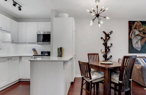 Kitsilano Condo | 5 minutes from the beach! Kitsilano lifestyle apartment with a beautiful balcony