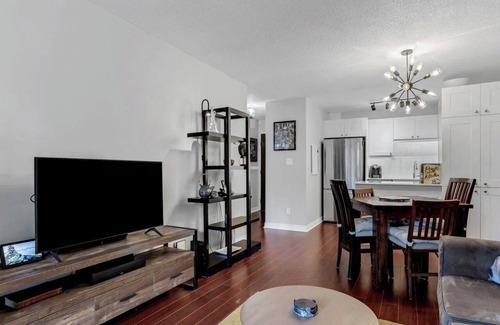 Kitsilano Condo | 5 minutes from the beach! Kitsilano lifestyle apartment with a beautiful balcony