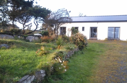 Roundstone Cottage | 5 minutes from the beach quiet house with every room opening onto the garden