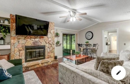 Northside House | 5 minutes from the Jacksonville airport and 10 minutes from the zoo.
