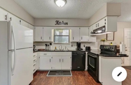 Northside House | 5 minutes from the Jacksonville airport and 10 minutes from the zoo.