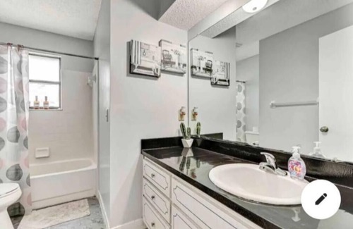 Northside House | 5 minutes from the Jacksonville airport and 10 minutes from the zoo.