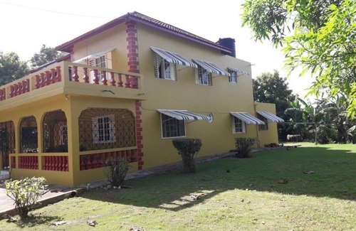Lacovia House | 5 minutes to Appleton Estate & 20 minutes to Maroon town. Griffiths Guest House.