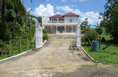 Lacovia House | 5 minutes to Appleton Estate & 20 minutes to Maroon town. Griffiths Guest House.