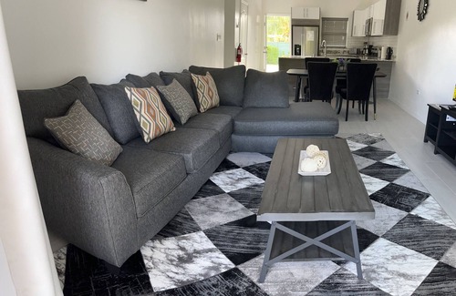George Town Apartment | 5 minutes to Pedro Castle and Spotts Beach. Family and Pet Friendly.