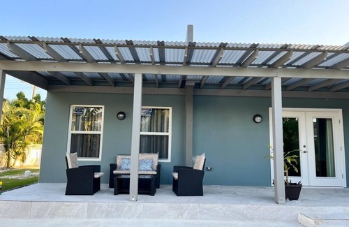 George Town Apartment | 5 minutes to Pedro Castle and Spotts Beach. Family and Pet Friendly.