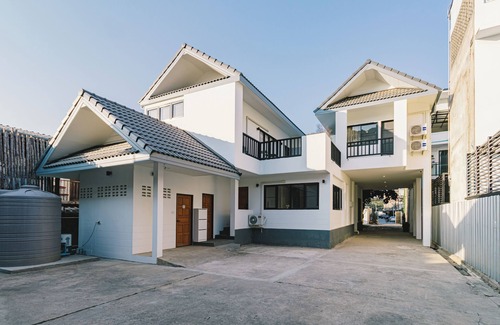 Wat Ket House | 5 minutes to Tha Pea 4BR Home with Art Space