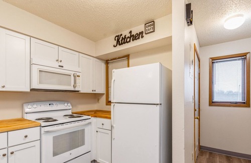 Weber Condo | 5 minutes to all your sporting needs, U of I Hospital and down town! 808WW
