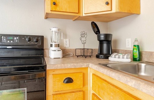 Ono Island House | 5 minutes to beaches! Quiet and clean home, pet friendly, with huge back yard!