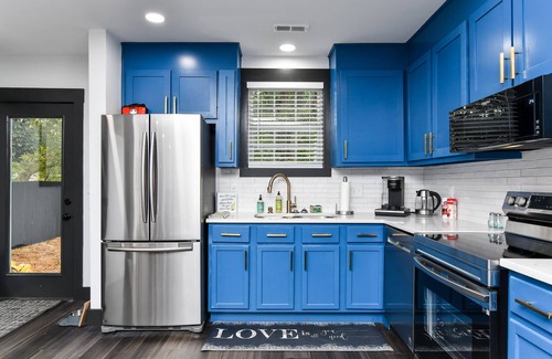 Welcome House | 5 Minutes to Downtown + Pet Friendly + King Bed!