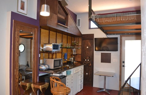 Barton Heights Apartment | 5 minutes to Everything Austin-easy walk to Downtown or to swim Barton Springs