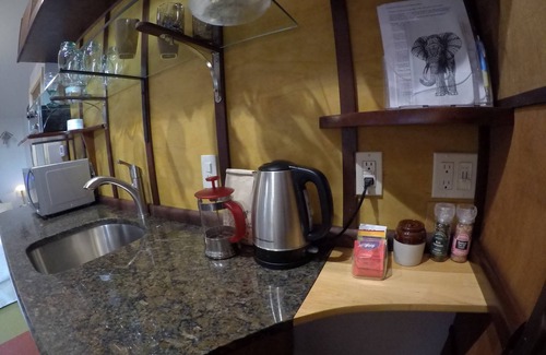 Barton Heights Apartment | 5 minutes to Everything Austin-easy walk to Downtown or to swim Barton Springs