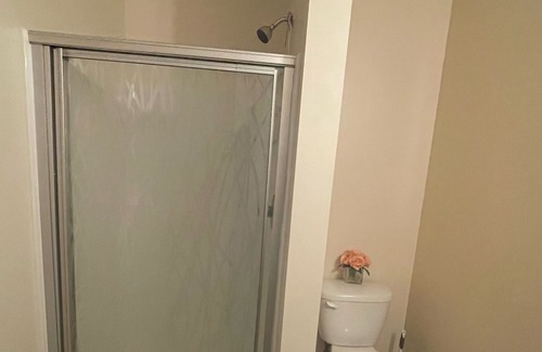 East Hartford Apartment | 5 minutes to major hospitals and Rentschler Stadium