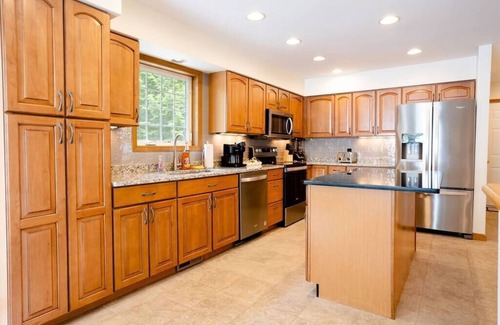 Gansevoort House | 5 Minutes to Saratoga spacious 5 bedroom home