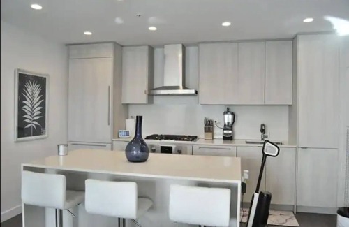 Coquitlam Condo | 5 minutes to Skytrain Downtown - Cozy Bedroom