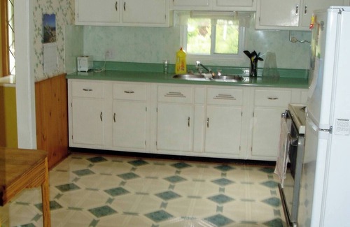 Southampton Cottage | 5 Minutes to Southampton's gorgeous beach! Family and pet friendly cottage.