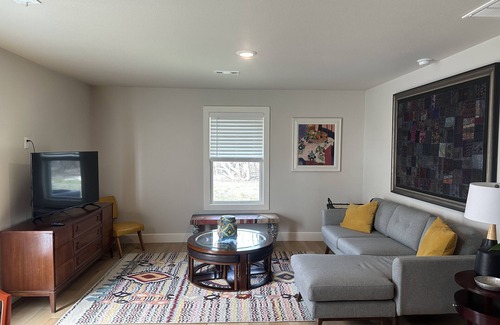 Downtown Apartment | 5 minutes to the Momentary & 8th St Market- The Benton #411