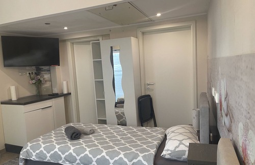 Feyen-Weismark Apartment | 5 minutes to the Moselle, bus stop right outside the front door to the center.
