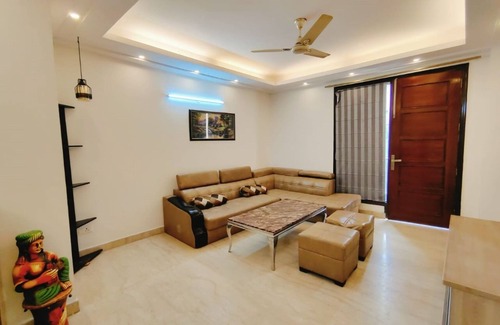 Saket Apartment | 5 minutes to the PVR Anupam