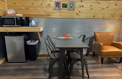 Cache Cabin | 5 minutes to the Wichita Mountains, Ruffled Feathers Cabin, pet friendly Cache