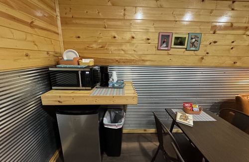 Cache Cabin | 5 minutes to the Wichita Mountains, Ruffled Feathers Cabin, pet friendly Cache