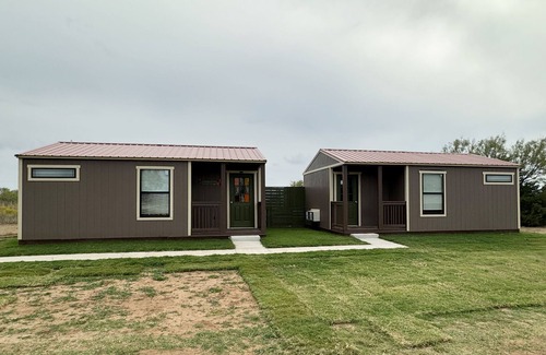 Cache Cabin | 5 minutes to the Wichita Mountains, Ruffled Feathers Cabin, pet friendly Cache