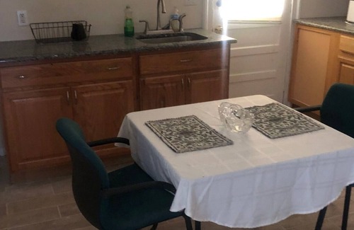 Binghamton House | 5 minutes to UHS and the shops.