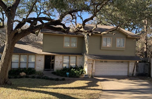 West Lake Hills House | 5 minutes to Zilker Park! Family home on wooded lot w/sport court