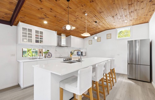 Summerland Point House | 5 minutes walk to the water! Family house with pool table, outdoor patio and BBQ