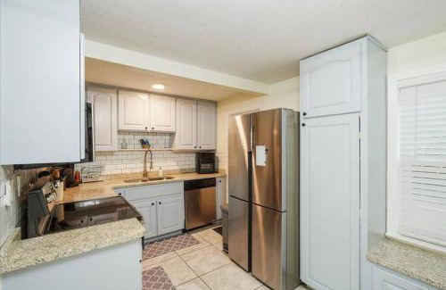 Seabreeze Historic District House | 5 minutes walk to beach 4BR/2baths