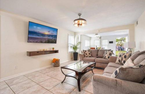 Seabreeze Historic District House | 5 minutes walk to beach 4BR/2baths