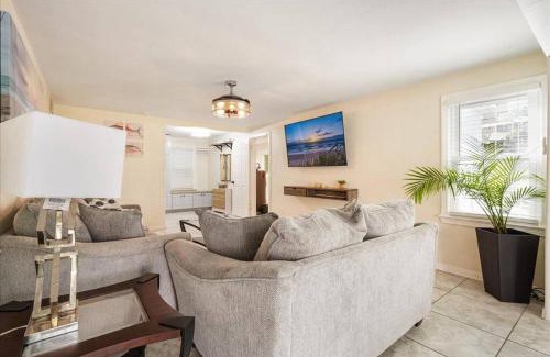 Seabreeze Historic District House | 5 minutes walk to beach 4BR/2baths