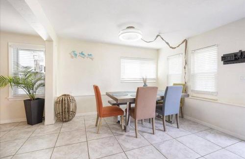 Seabreeze Historic District House | 5 minutes walk to beach 4BR/2baths