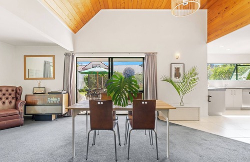 Matakana House | 5 Minutes Walk to Matakana Village, 5 Minute Drive to Omaha Beach