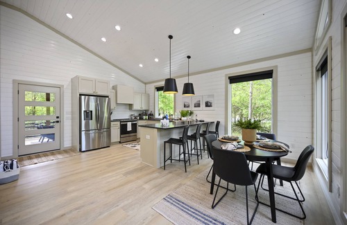 Broken Bow Cabin | 5 More Minutes - EV Charger, Hot Tub, Firepit, Secluded, Creek