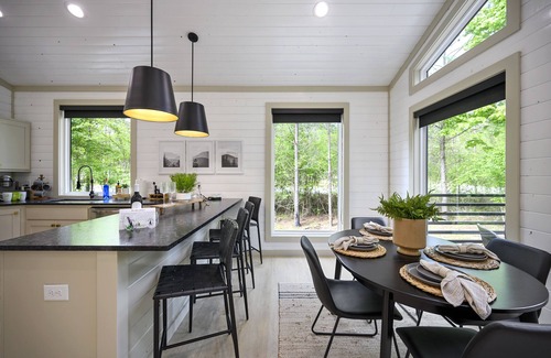 Broken Bow Cabin | 5 More Minutes - EV Charger, Hot Tub, Firepit, Secluded, Creek
