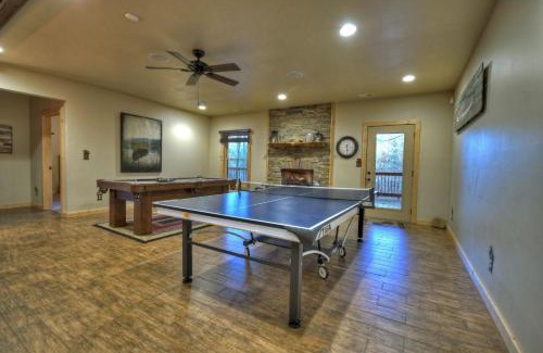 Mineral Bluff Villa | 5 OClock Somewhere Hot tub fireplace pool table and more
